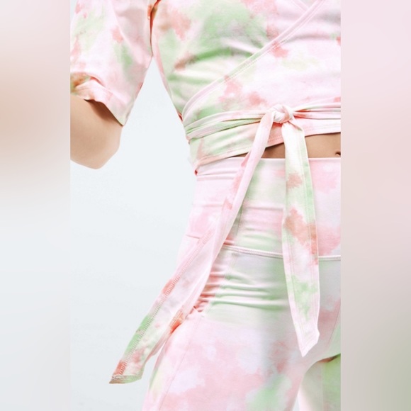 Fabletics Laila Wrap Top New Era Pastel Watercolors Size 1X - Picture 3 of 10